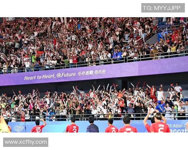 香港足球明星队抵达深圳机场展现风采引发球迷热烈欢迎